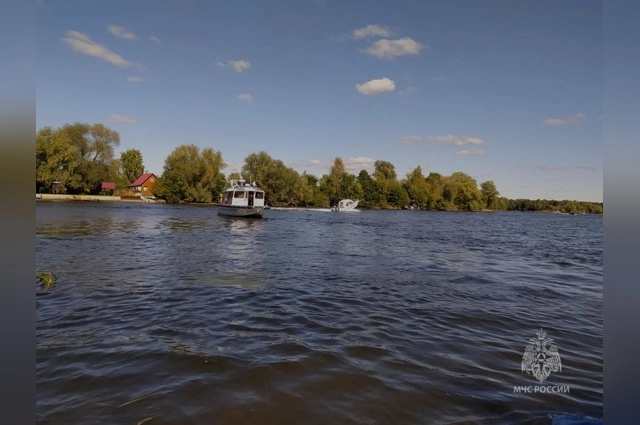 Катер с 7 людьми перевернулся на воде.