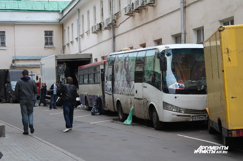 Место съёмок можно распознать по веренице автобусов, которые и перевозят оборудование, и служат гримёрками, а иногда и туалетами