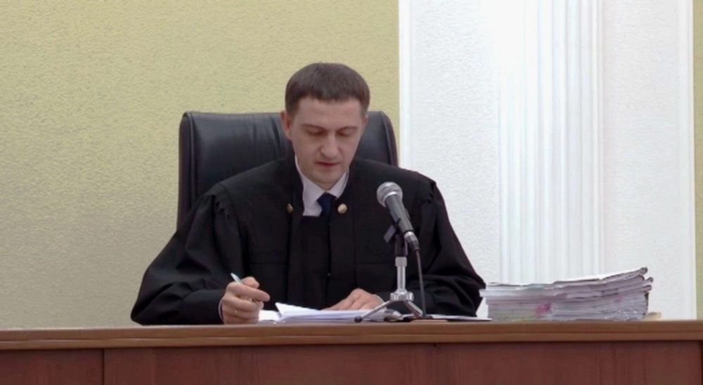 Судья Вячеслав Кострицкий рассматривает материалы дела о зверствах фашистов.