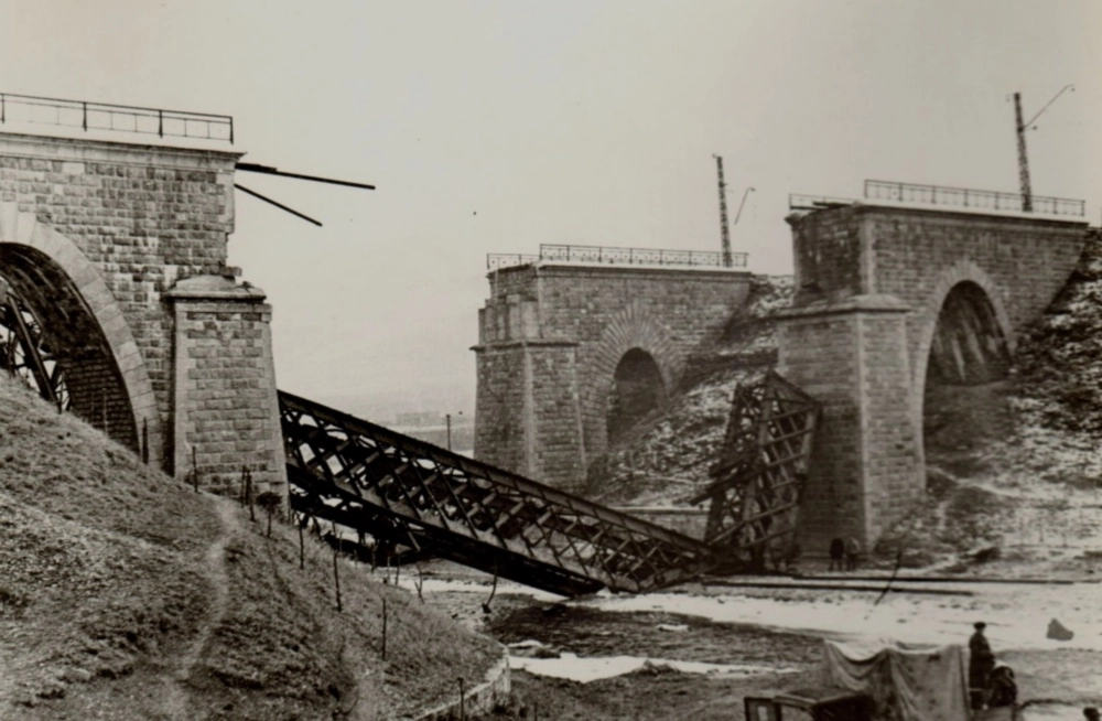 Оккупанты взорвали мост через реку Подкумок в окрестностях Кисловодска, январь 1943 года.