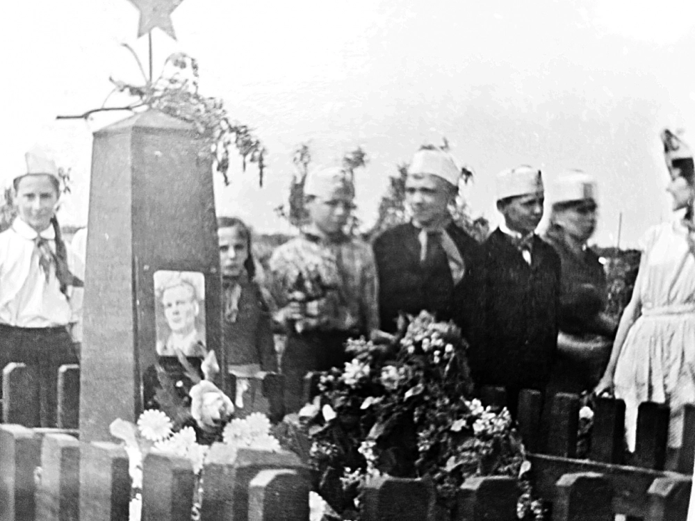 Пионеры на могиле Дмитрия Михайловича Городецкого.