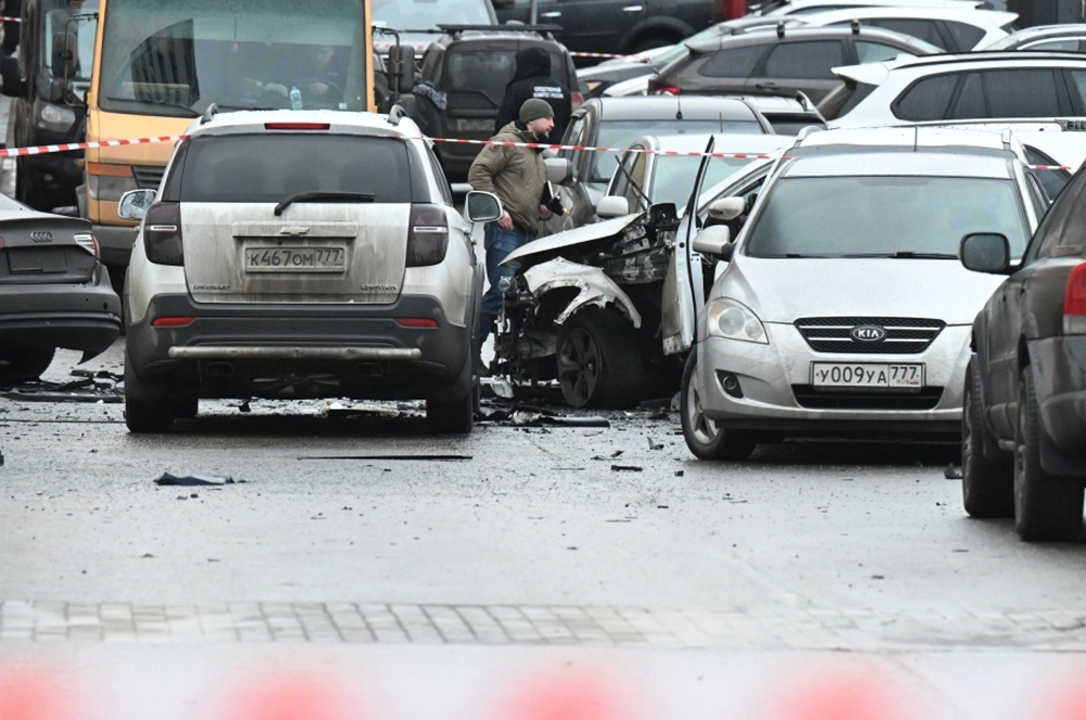 Месте взрыва автомобиля Kia Sorento на парковке на улице Ясеневая в районе Орехово-Борисово. Под днищем автомобиля сработало взрывное устройство. При подрыве автомобиля в Москве погиб начальник управления оперативной подготовки Генштаба генерал-лейтенант Фанил Сарваров.