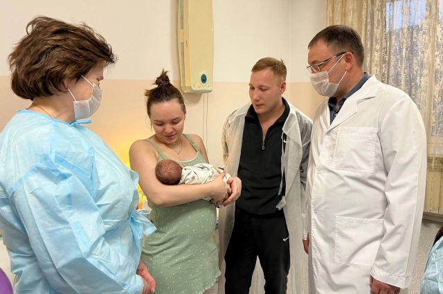 После трагедии в Новокузнецке губернатор Илья Середюк (справа) лично побывал во многих кузбасских роддомах.