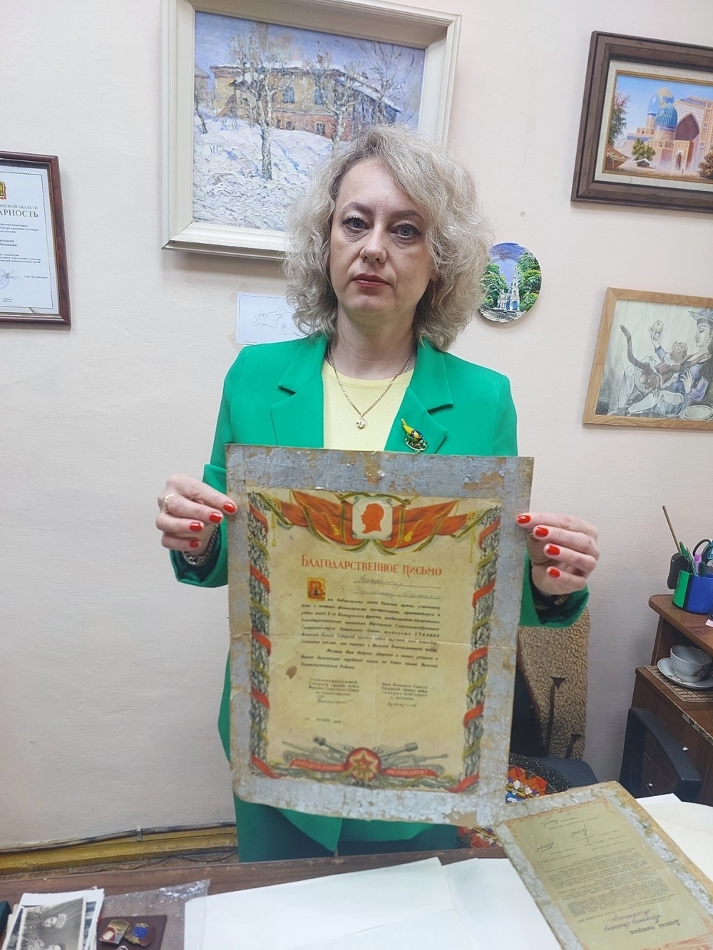 Главный хранитель фондов Алина Ильичёва с письмом Рокоссовского.