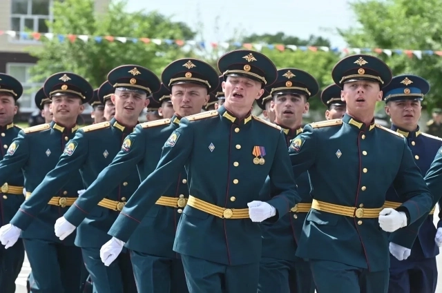 Торжественный марш молодых лейтенантов и прапорщиков.