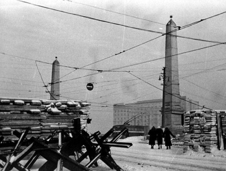 Противотанковые ежи на Бородинском мосту.