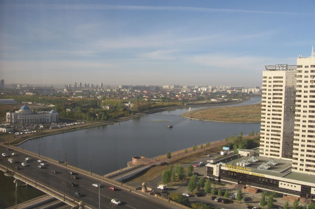 Вид на реку Ишим и резиденцию президента Назарбаева (слева).
