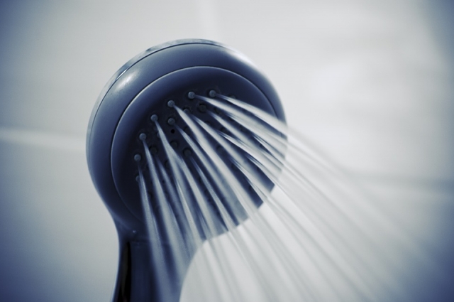 Контрастный или прохладный душ взбодрит тело и прояснит голову.